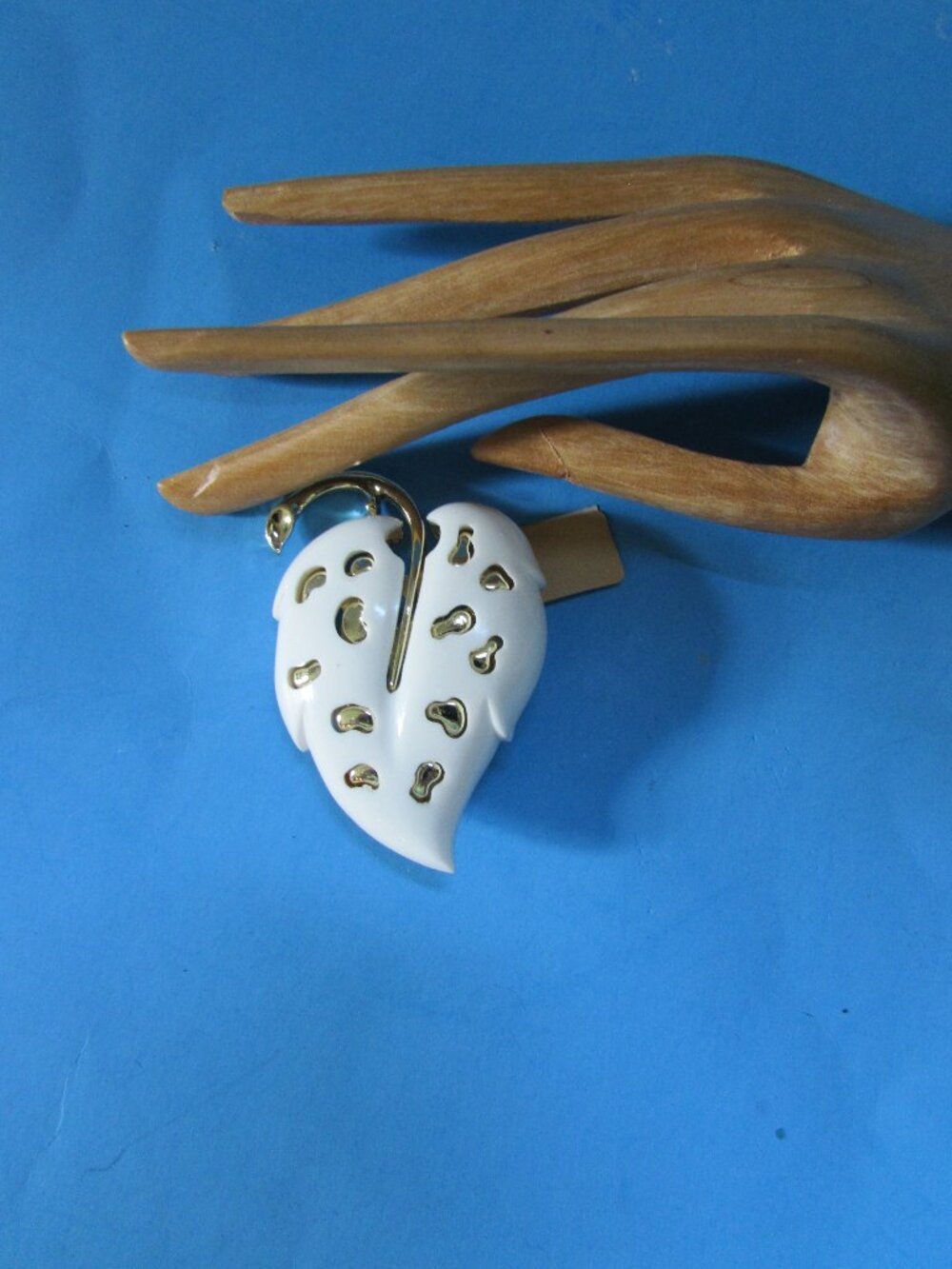 1970 Era Sarah Coventry Brooch White Velvet